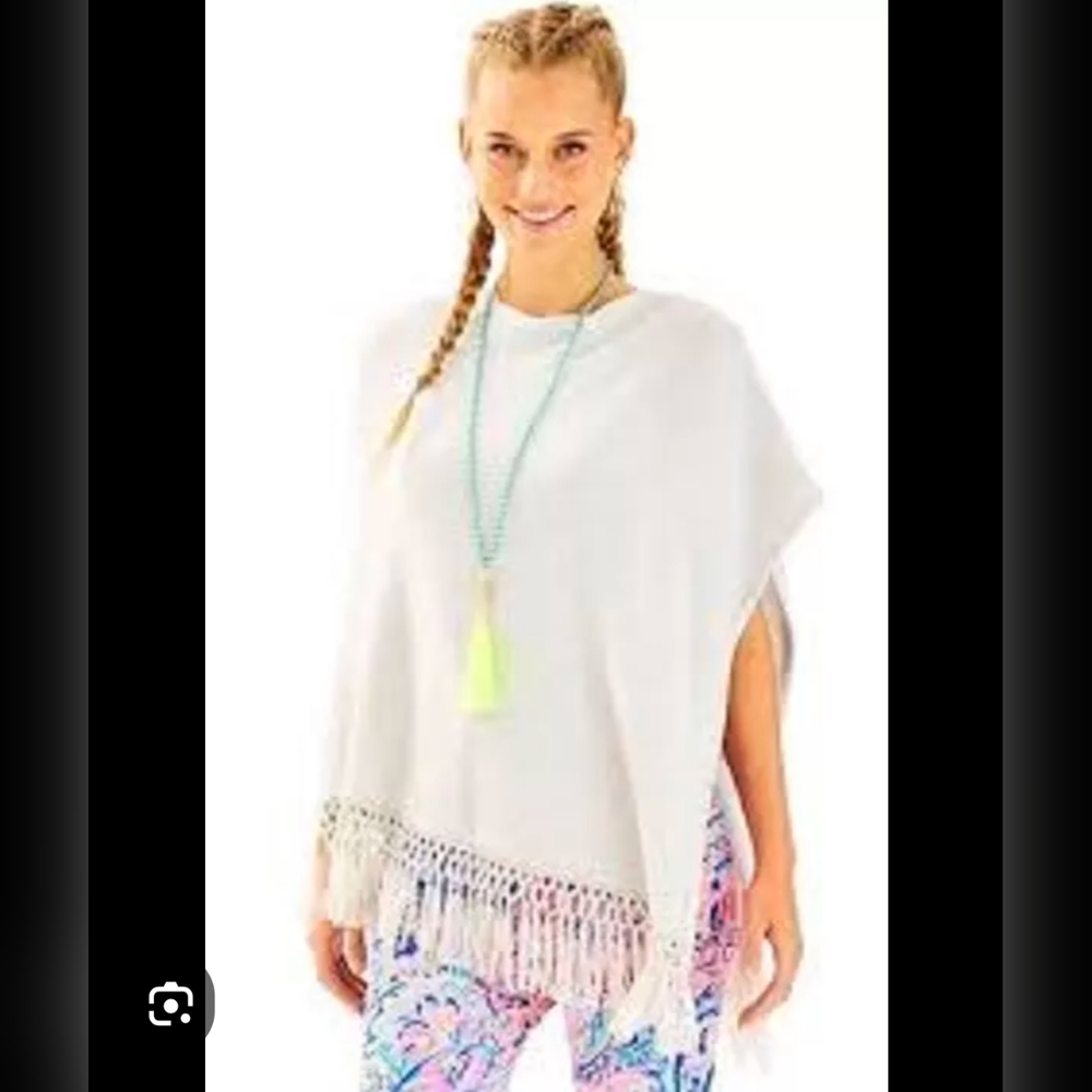 Lily Pulitzer floreanna sweater poncho style in heathered seaside grey.